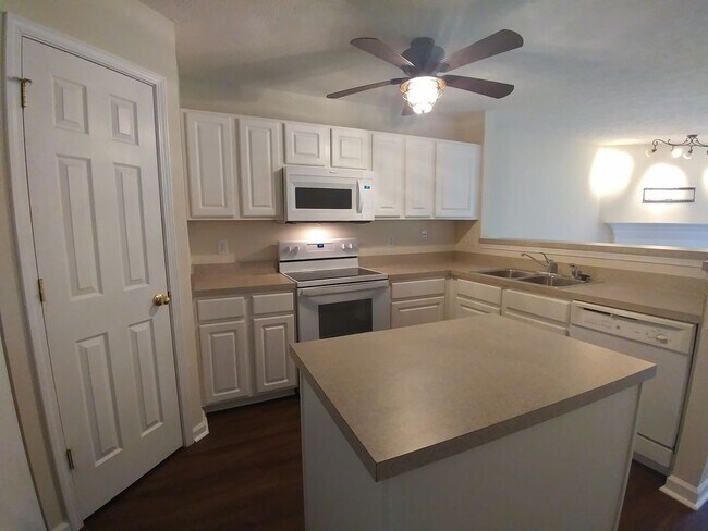 Foto del edificio - Nashboro Village townhouse w/ Community Pool.