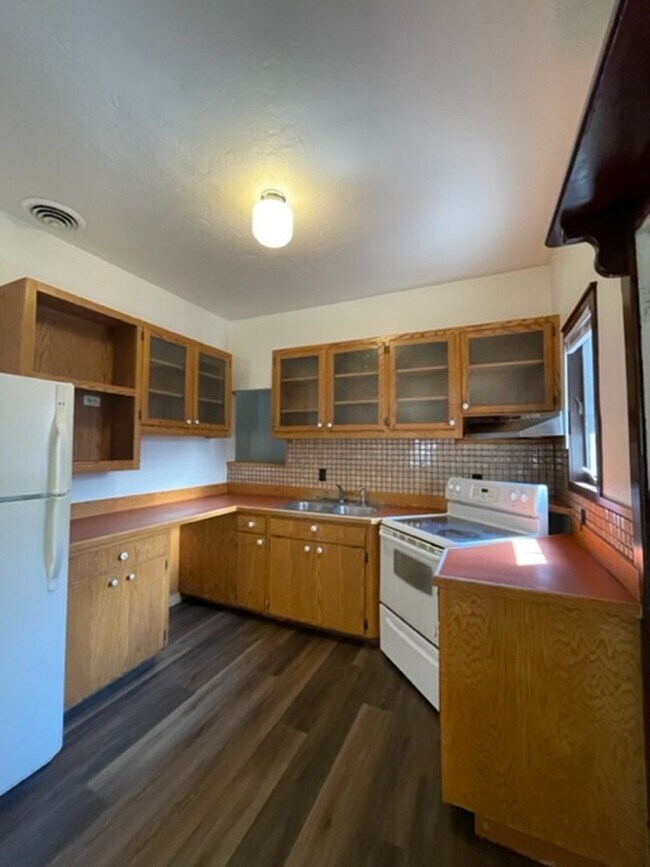 Building Photo - Downtown 2 Bedroom Home!