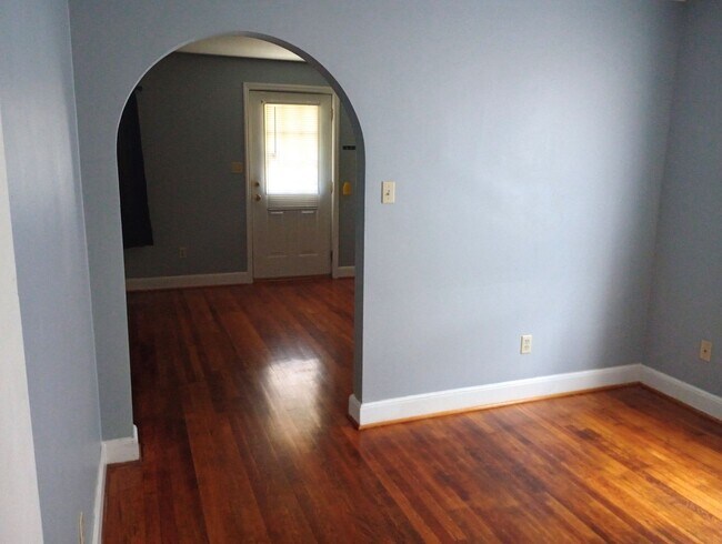 Foto del edificio - Two Bedroom One Bath Apartment Within Walk...