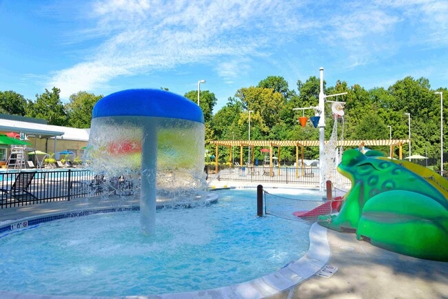 Piscina infantil con tobogán de rana - Rollins Park Apartments