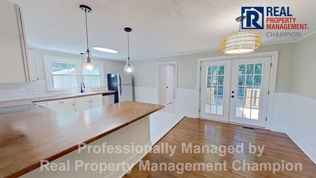 Foto del edificio - Beautifully Updated 3 BD/2 BA Home with Fe...