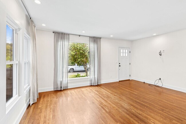 Foto del edificio - Renovated 2 bdrm 1 bath home w/ air condit...