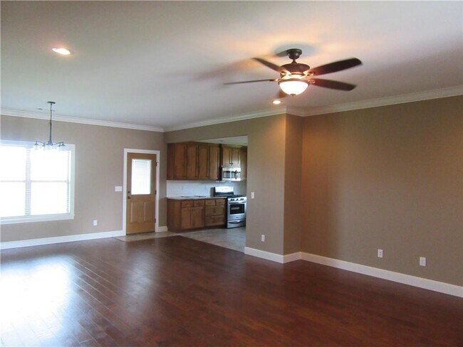 Building Photo - 581 Red Oak St