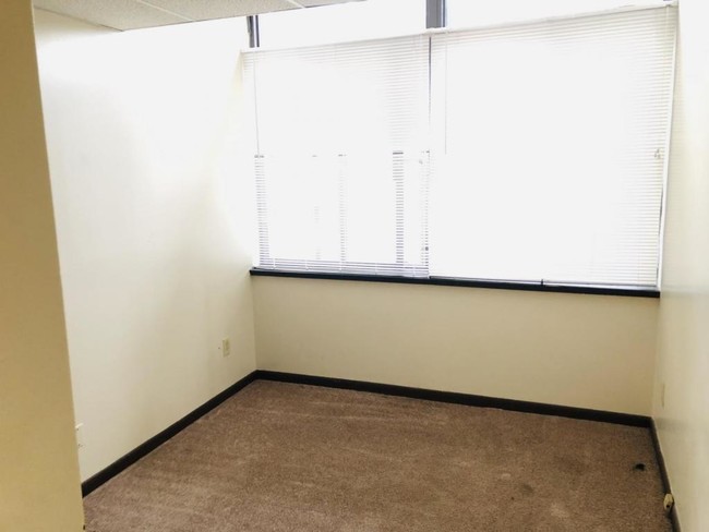 Building Photo - 1261 Parkway Ave unit 34
