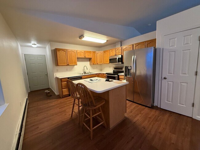 Foto del edificio - Home in North Pole / 2 Car Garage / Pet friendly