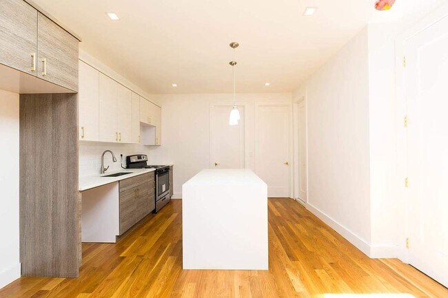 Building Photo - 506 Warwick St