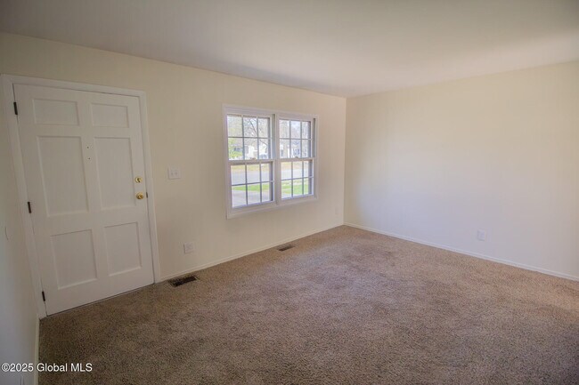 Foto del edificio - 31 Mildred Ln