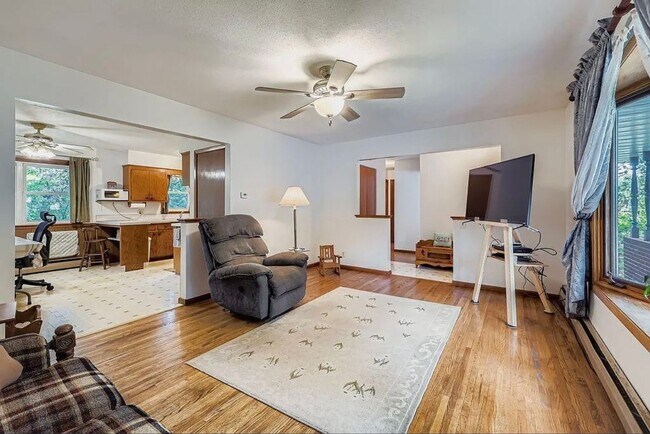 Foto del edificio - Rare, Must See Rambler in Cottage Grove