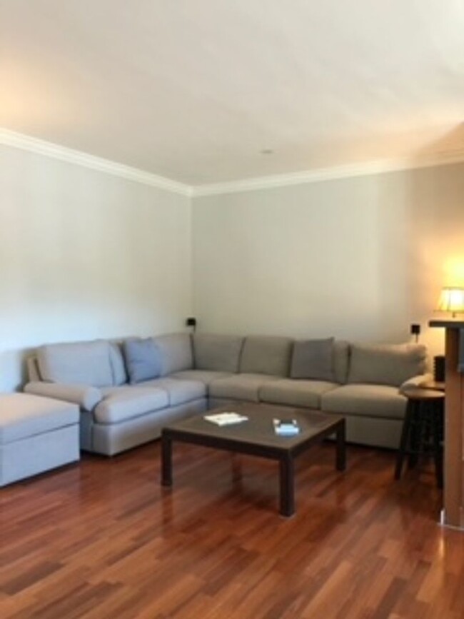 Building Photo - Huge 1BR/ 1BA Condo- ALL UTILITIES, STORAG...