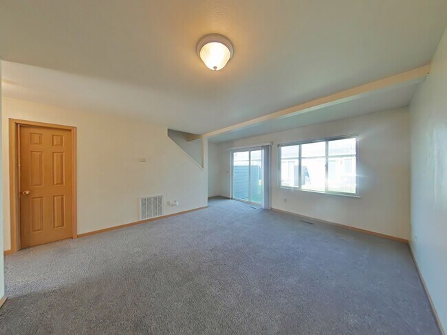 Foto del edificio - Gorgeous 2 Bedroom 1 Bathroom Townhouse Style Apartment W/Garage! Great Location!!