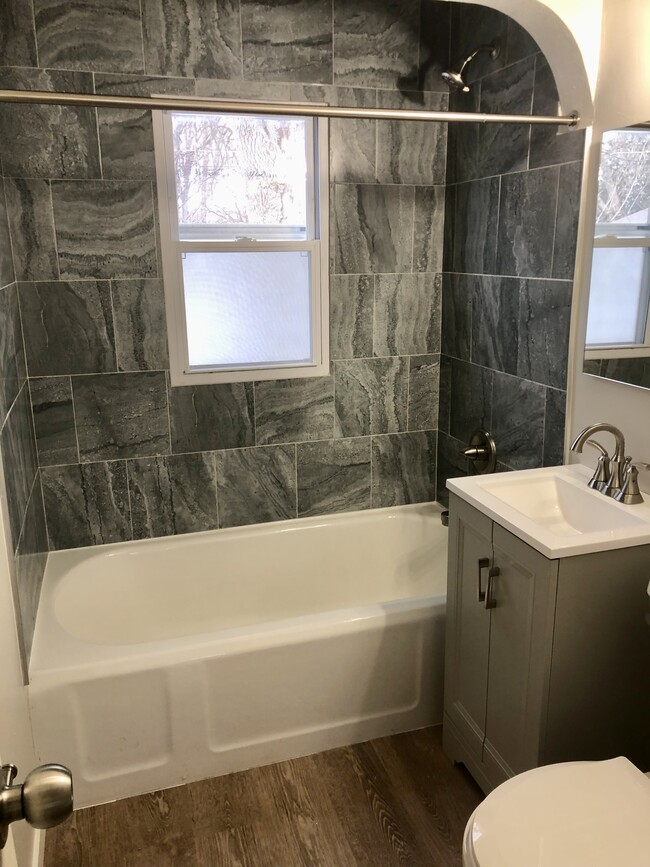 Tiled tub/shower with updated fixtures. - 1831 Smith St