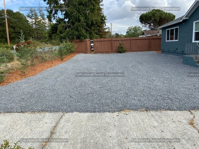 Foto del edificio - Country property minutes from downtown Pet...