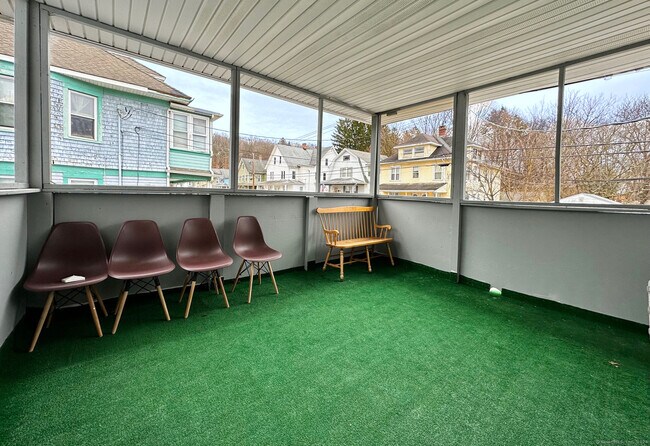 Foto del edificio - 286 N Main St