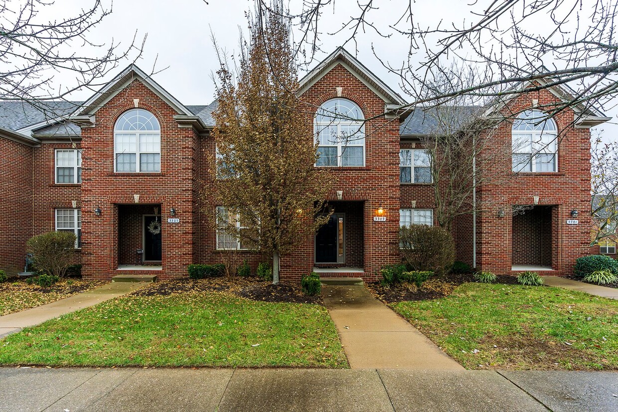 Beautiful Townhome located in the highly desirable Beaumont neighborhood of Lexington. - Beautiful Townhome located in the highly desirable Beaumont neighborhood of Lexington.