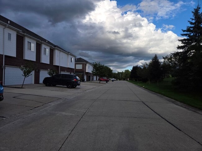 Building Photo - 6725 Boulder Pointe Dr