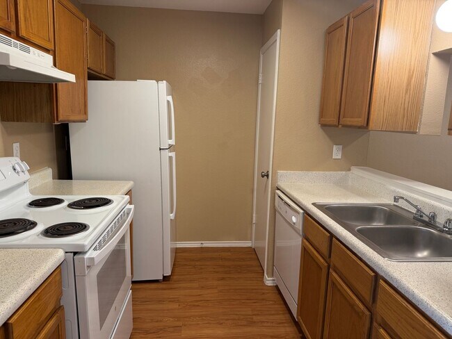 Foto del edificio - Spacious Apartment for Rent in Universal City