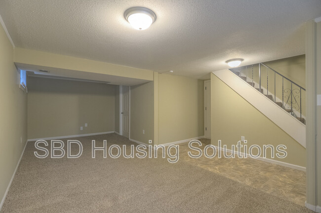 Building Photo - 210 SE Brentwood Dr