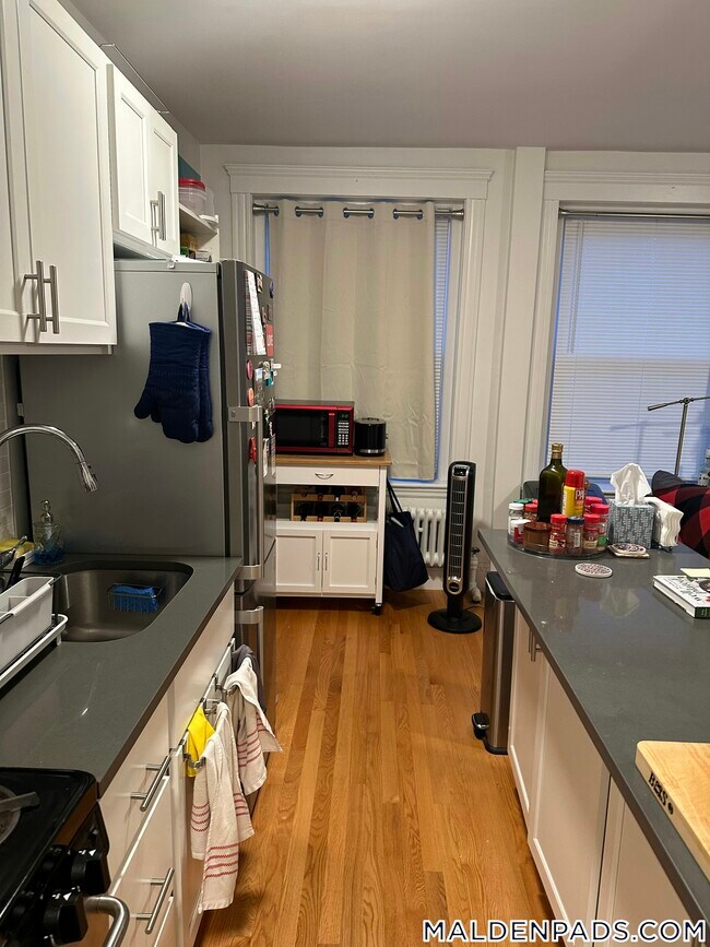 Building Photo - 170 Maple St