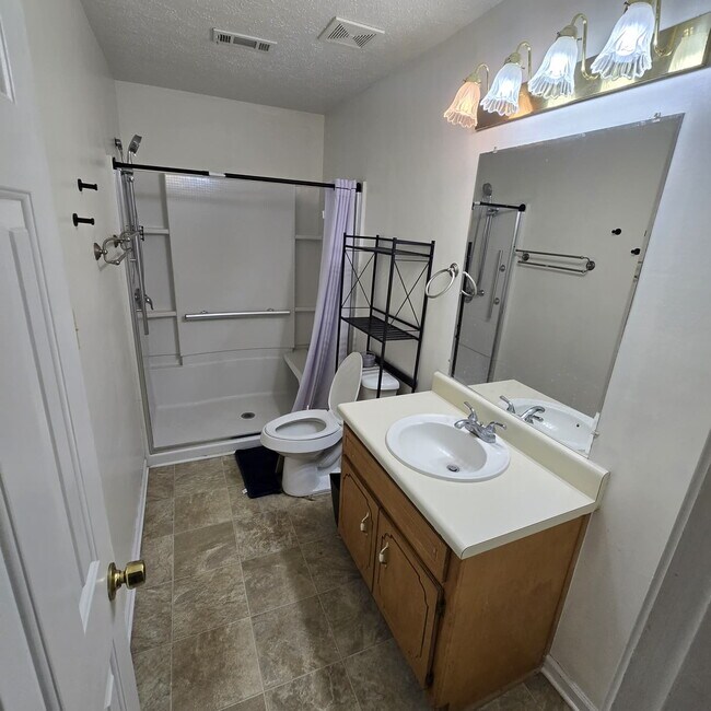 Foto del edificio - Private 3-Bdr 2 Full Bath Ranch with large fenced backyard and workshop.