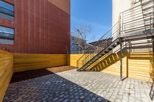 Foto del edificio - Brand New 3 Bed 3 Bath with OD space!