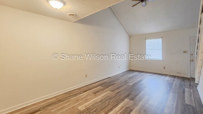Building Photo - 2 BR 1.5 BA townhouse up for lease!