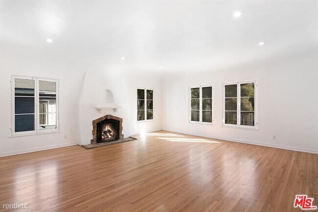 Building Photo - 3 br, 2 bath Condo - 643 1/2 S Cloverdale Ave