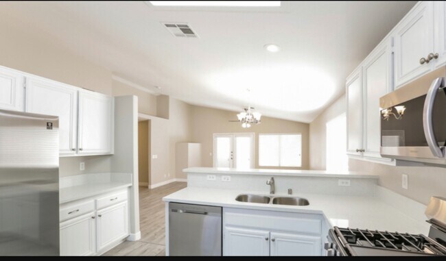 Foto del edificio - 3646 Russian Olive St