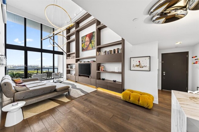 Foto del edificio - 601 NE 36th St