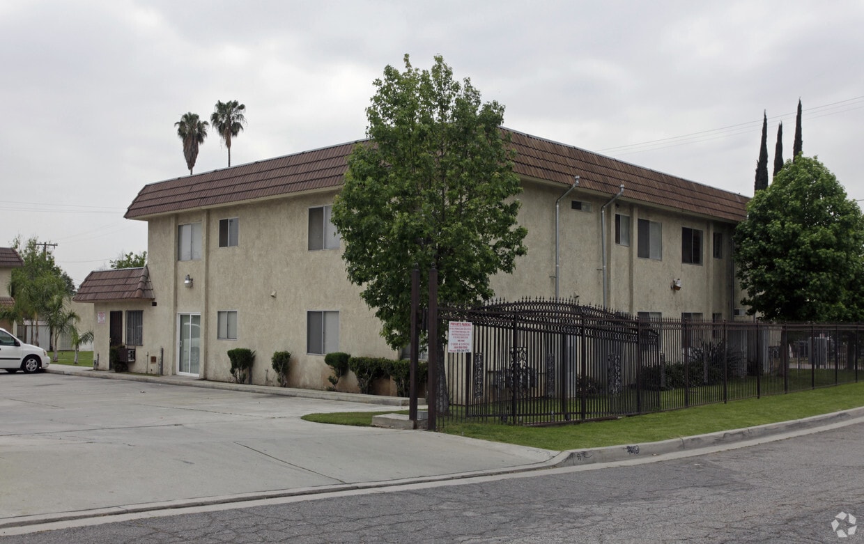 Primary Photo - Cross Manor Apartments