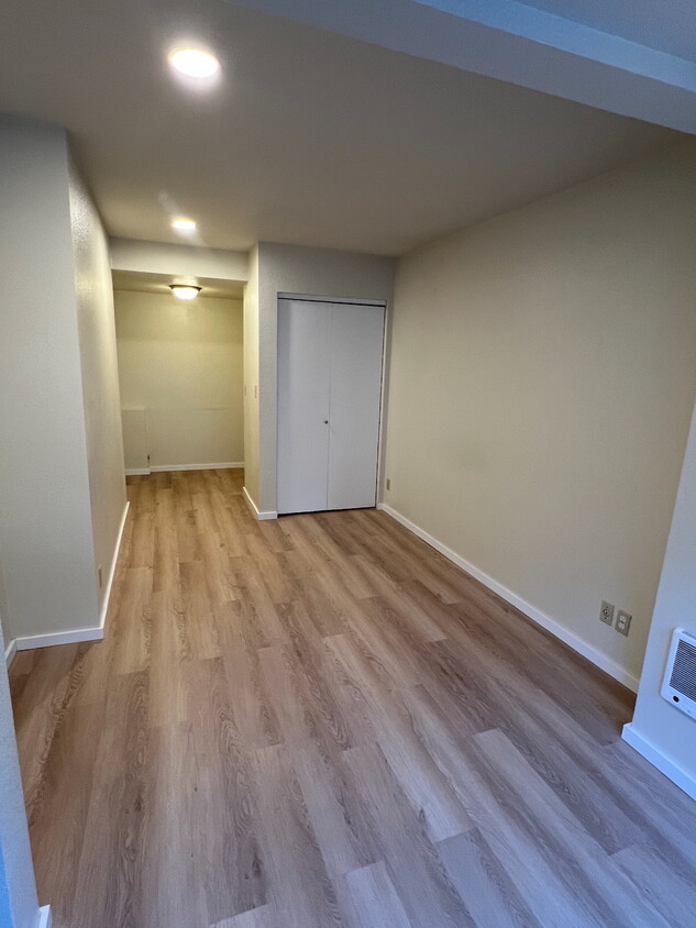 Main room, unfurnished (showing new dimmable LED recessed lighting) - 525 NE 86th St