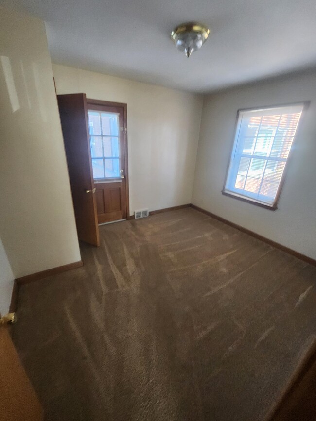 2410 E Oklahoma Ave Unit 2410-3, Milwaukee, WI 53207 - Room for Rent in ...