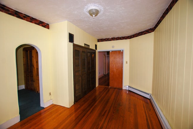 Building Photo - 136 Saratoga St
