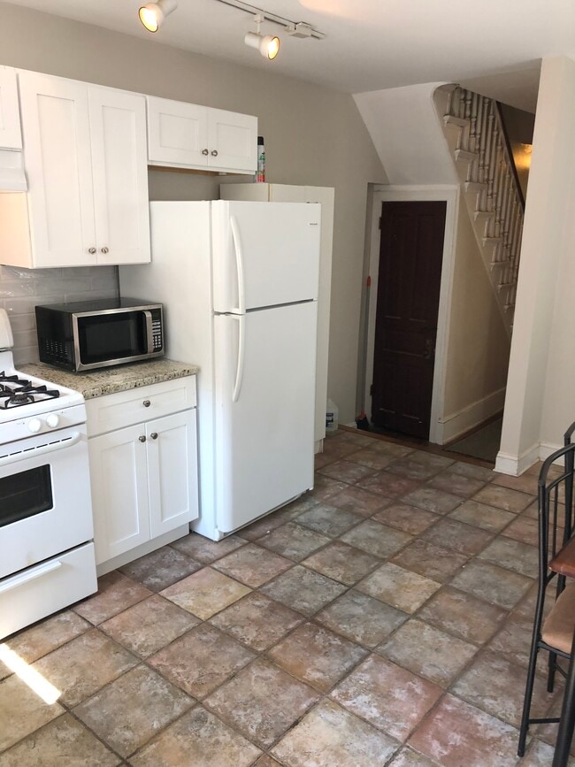 Todos los gabinetes son nuevos - 412 N 31st St