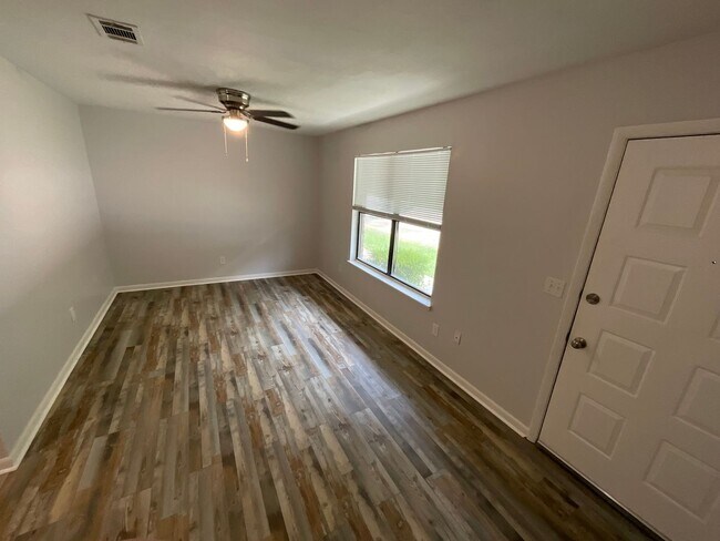 Foto del edificio - 1311 Plum Cir