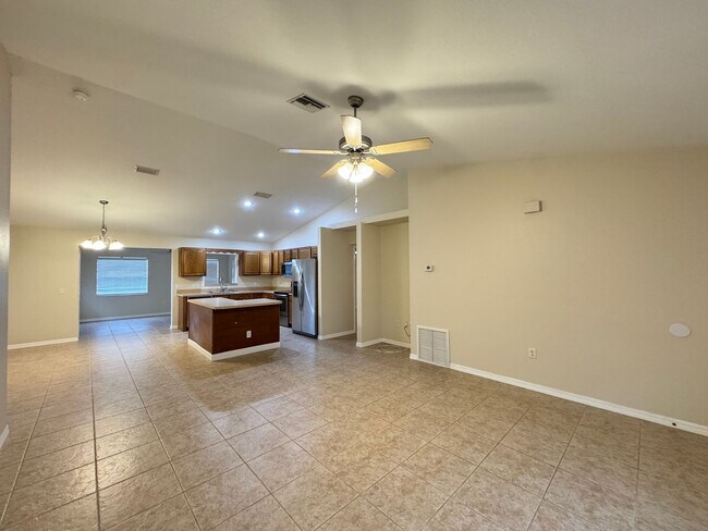 Foto del edificio - $300 OFF A MONTH OF RENT! Lovely, Spacious 2 Bedroom, 2 Bathroom Home in Sebring!!