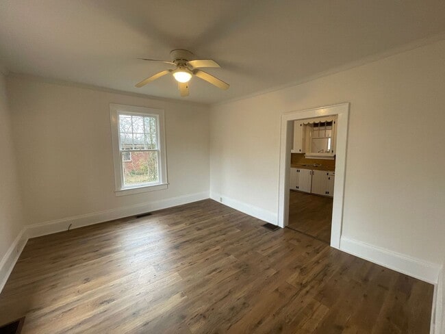 Foto del edificio - 4 bedroom 2 bathroom house available!   Freshly Painted-New Flooring