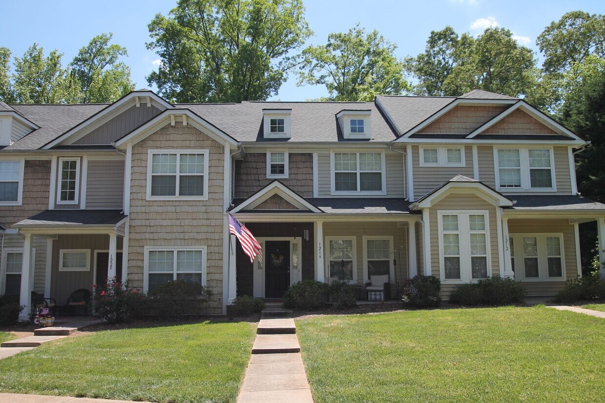 Foto principal - Exclusively Offered By Muse Realty Rentals...