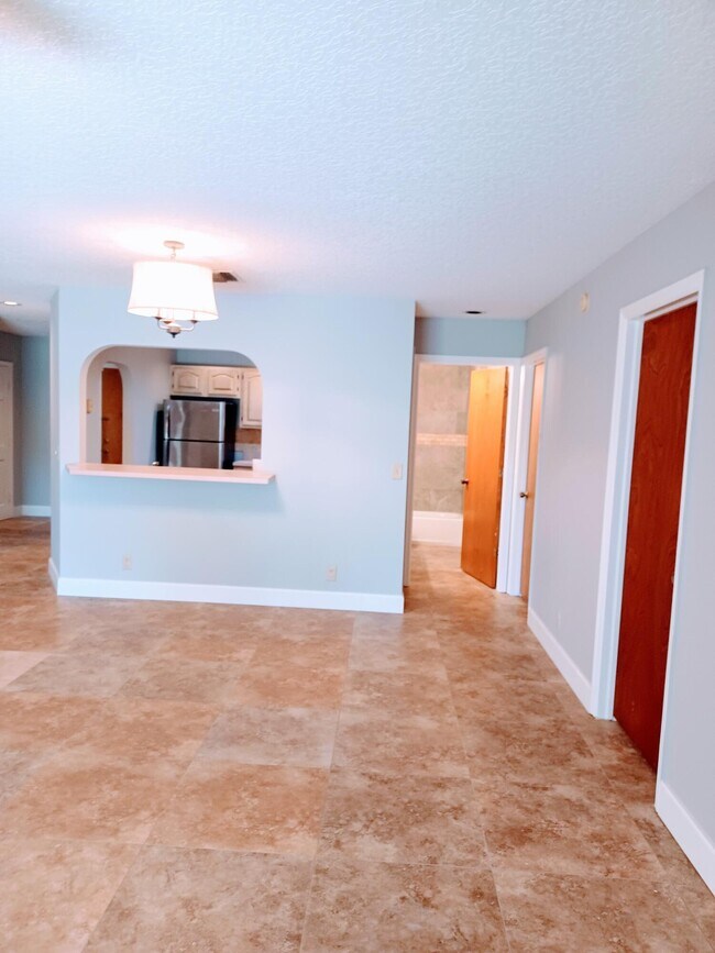 Building Photo - 1050 Staghorn St