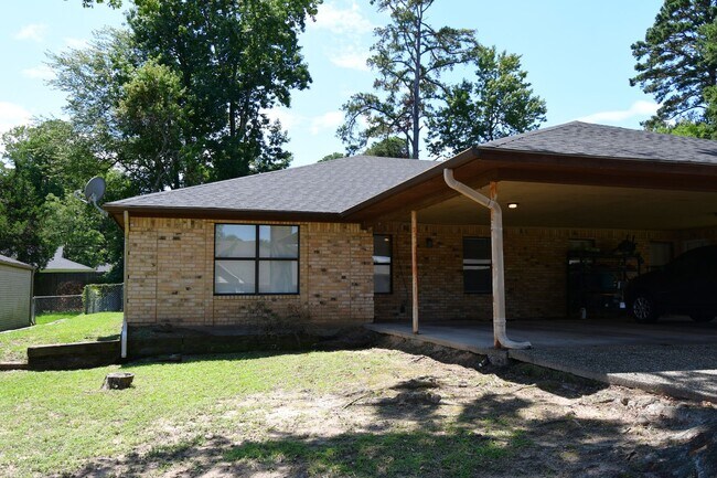 Building Photo - Two Bedroom, Two Bathroom Duplex Near University Of Texas At Tyler