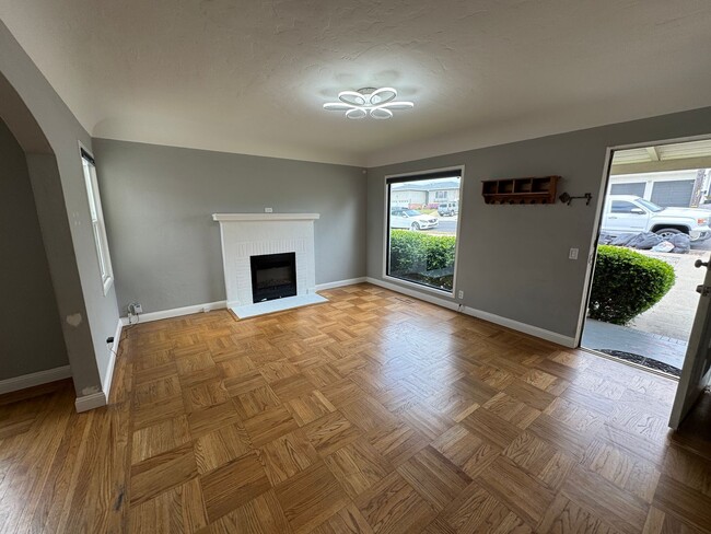 Building Photo - Charming 2-Bedroom Bungalow for Rent Near ...
