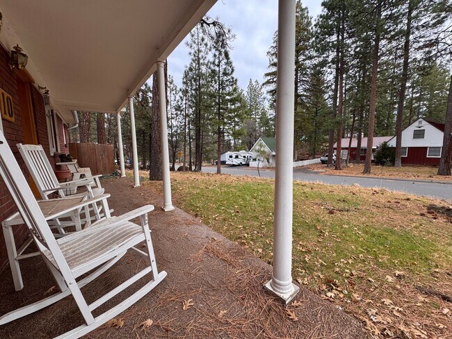 Foto del edificio - COZY HOME FOR RENT NESTLED IN THE PINES