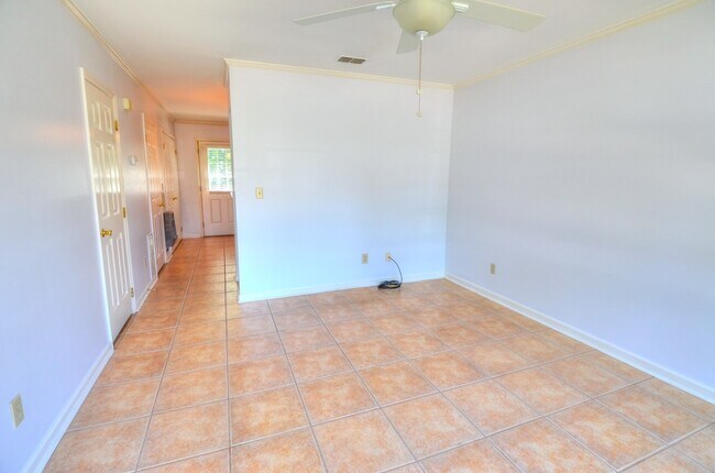 Foto del edificio - Centrally Located 2 Bedroom In Hillsborough With Great Updates!