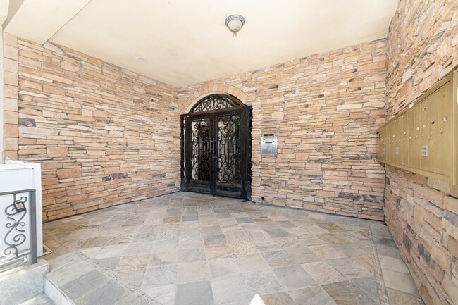 FRONT DOOR OF BLDG - 650 E Palm Ave
