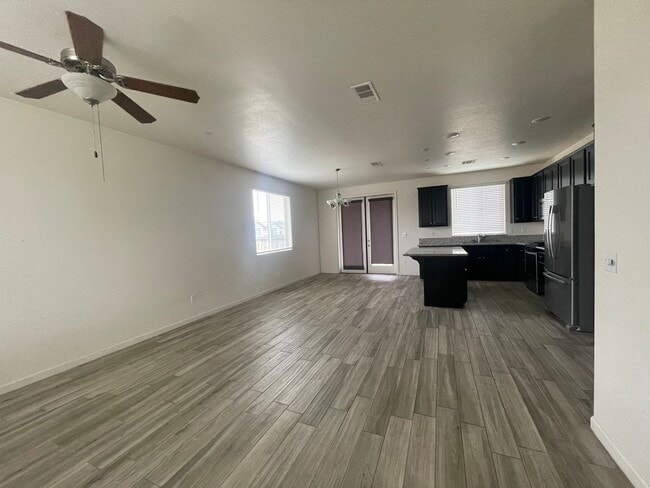 Building Photo - Newer home in gated community in Visalia