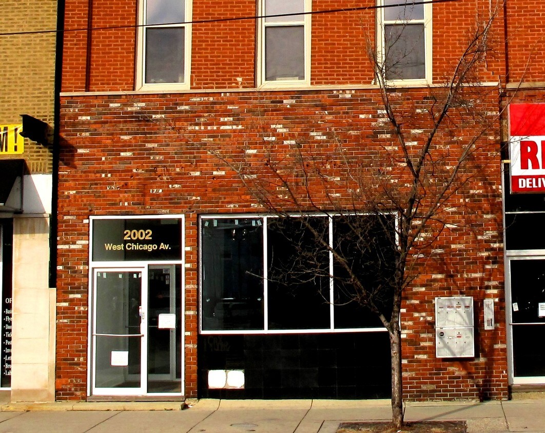 Primary Photo - 2000-2002 W Chicago Ave