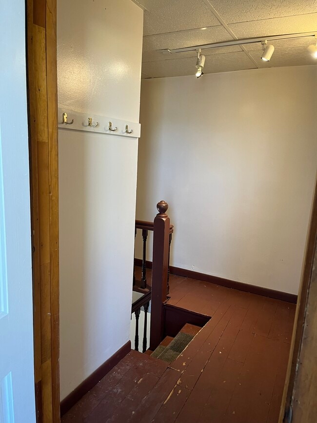 Entryway - 204 New Boston St