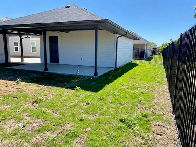 Building Photo - Beautiful Home located in Shannon Creek