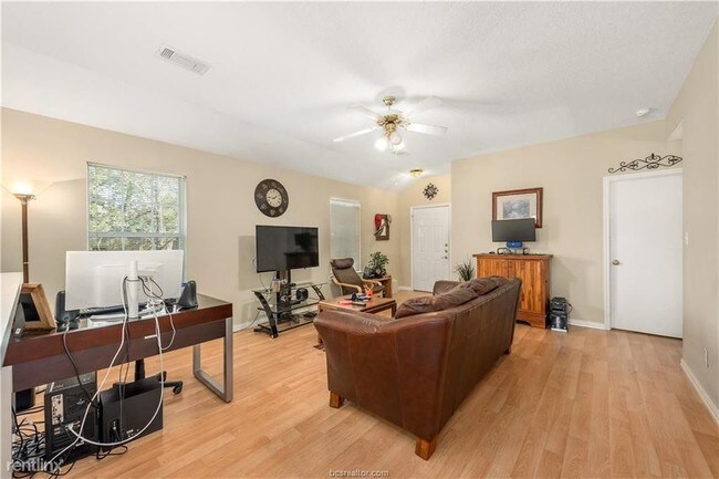 Building Photo - 3 br, 2 bath Duplex - 1603 Enloe Ct