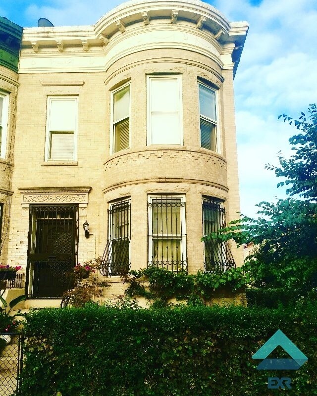 Building Photo - 2 Fairview Pl