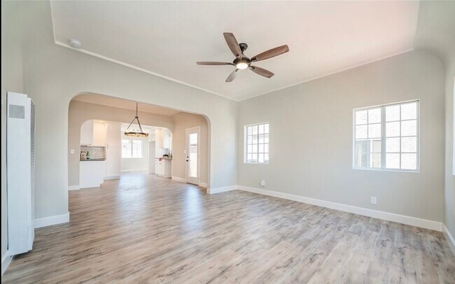 Foto del edificio - 735 S Woods Ave